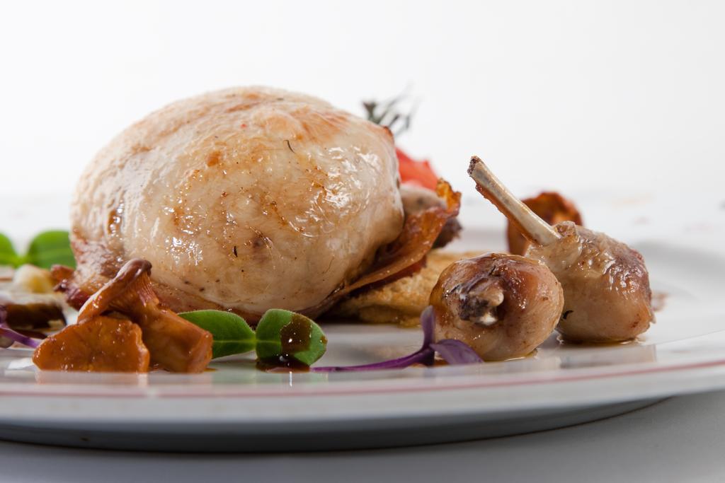 Hotel Restaurant La Poularde مونتروند-ليه-بان المظهر الخارجي الصورة